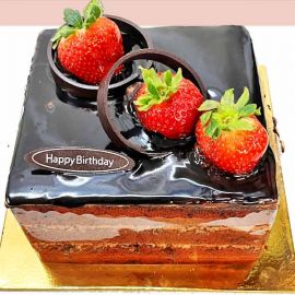 Add On Strawberry Chocolate Cake 1 Kg