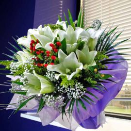 9 White Lily Handbouquet 