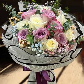 12 Roses ( 6 purple 6 white ) Handbouquet