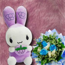 25 cm Bunny with 3 Blue Roses Handbouquet