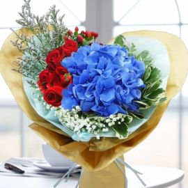 Blue Hydrangeas Handbouquet Heart-Shape Wrapping