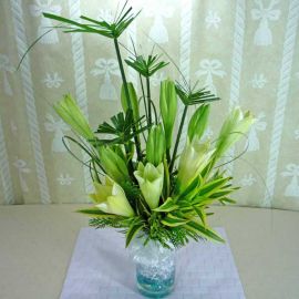 10 White Lilies In Glass Vase